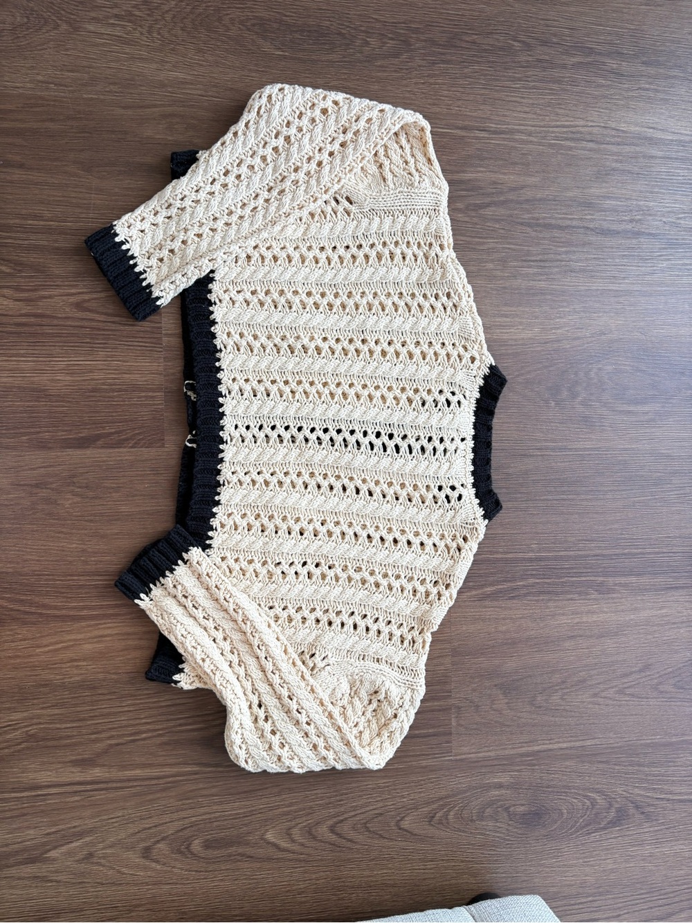 NWOT Moon River Cream Crochet Cardigan with Black Trim and Buttons Size Large - Picture 5 of 7